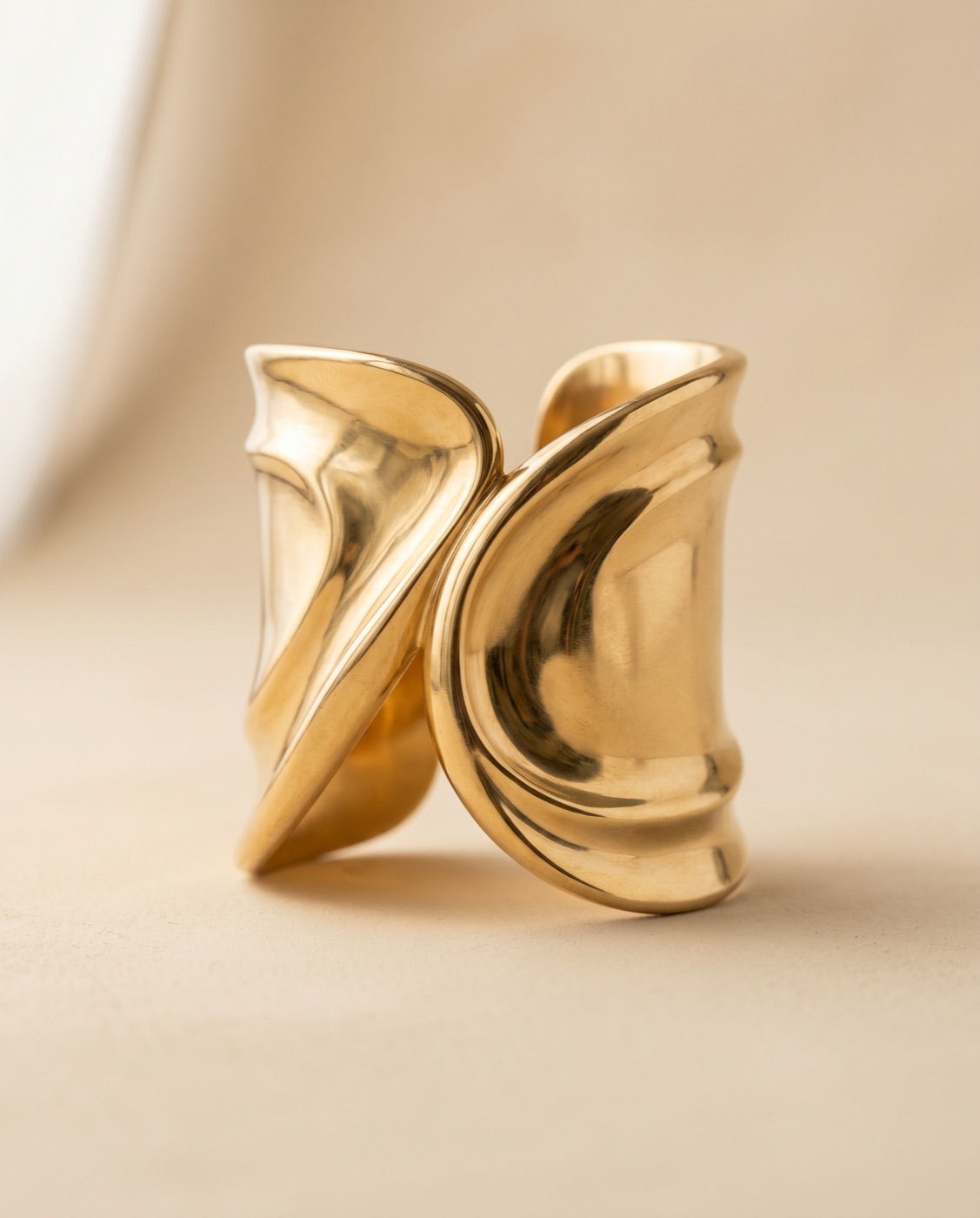 Bracelet manchette sculptural en or 18 carats