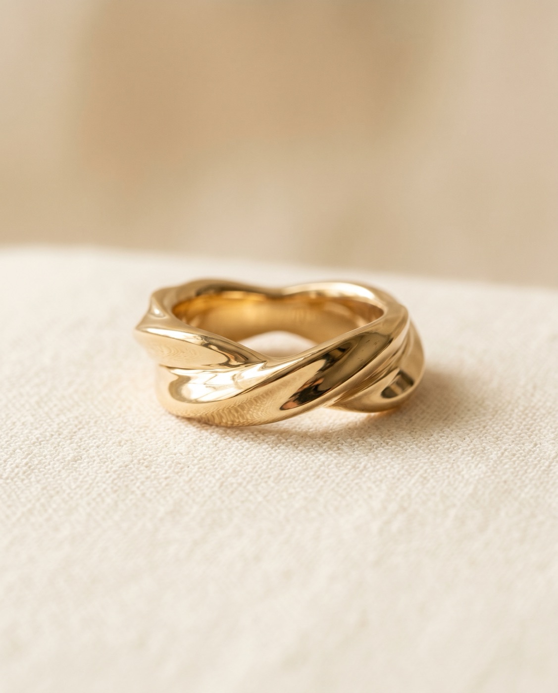 Bague torsadée sculpturale en or 18 carats