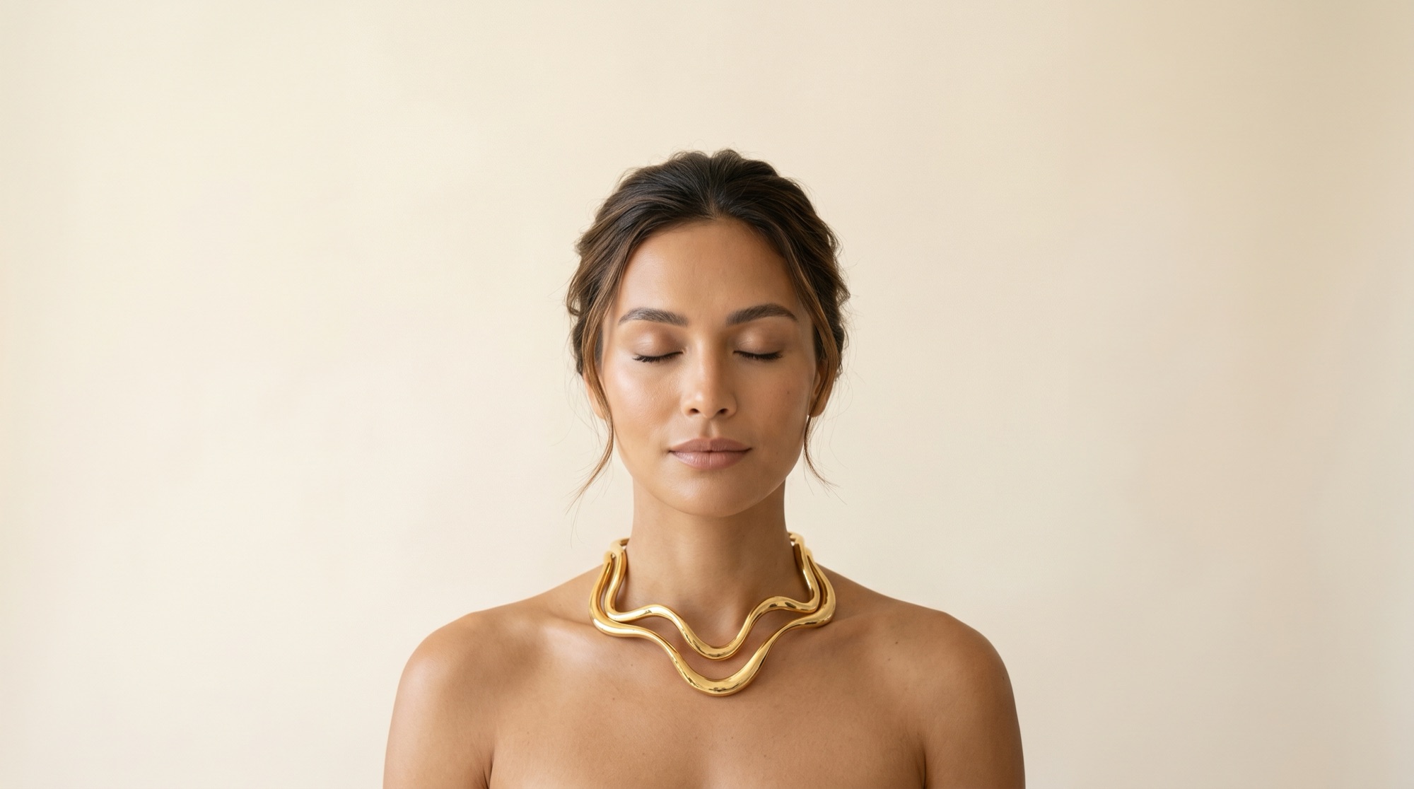Mannequin portant le collier sculptural Surround en or fondu ARCY